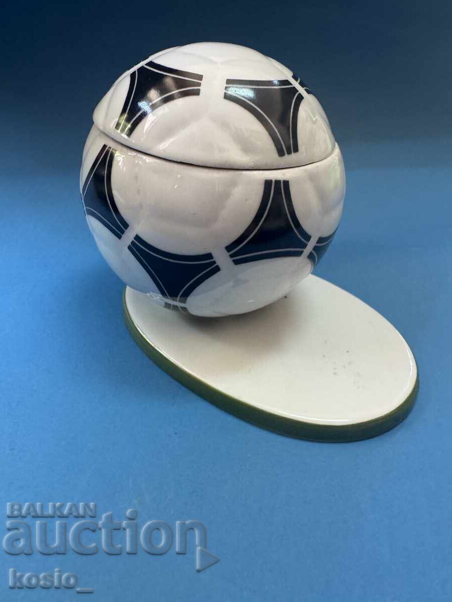 Figurină de porțelan bulgăresc, fotbal, cutie