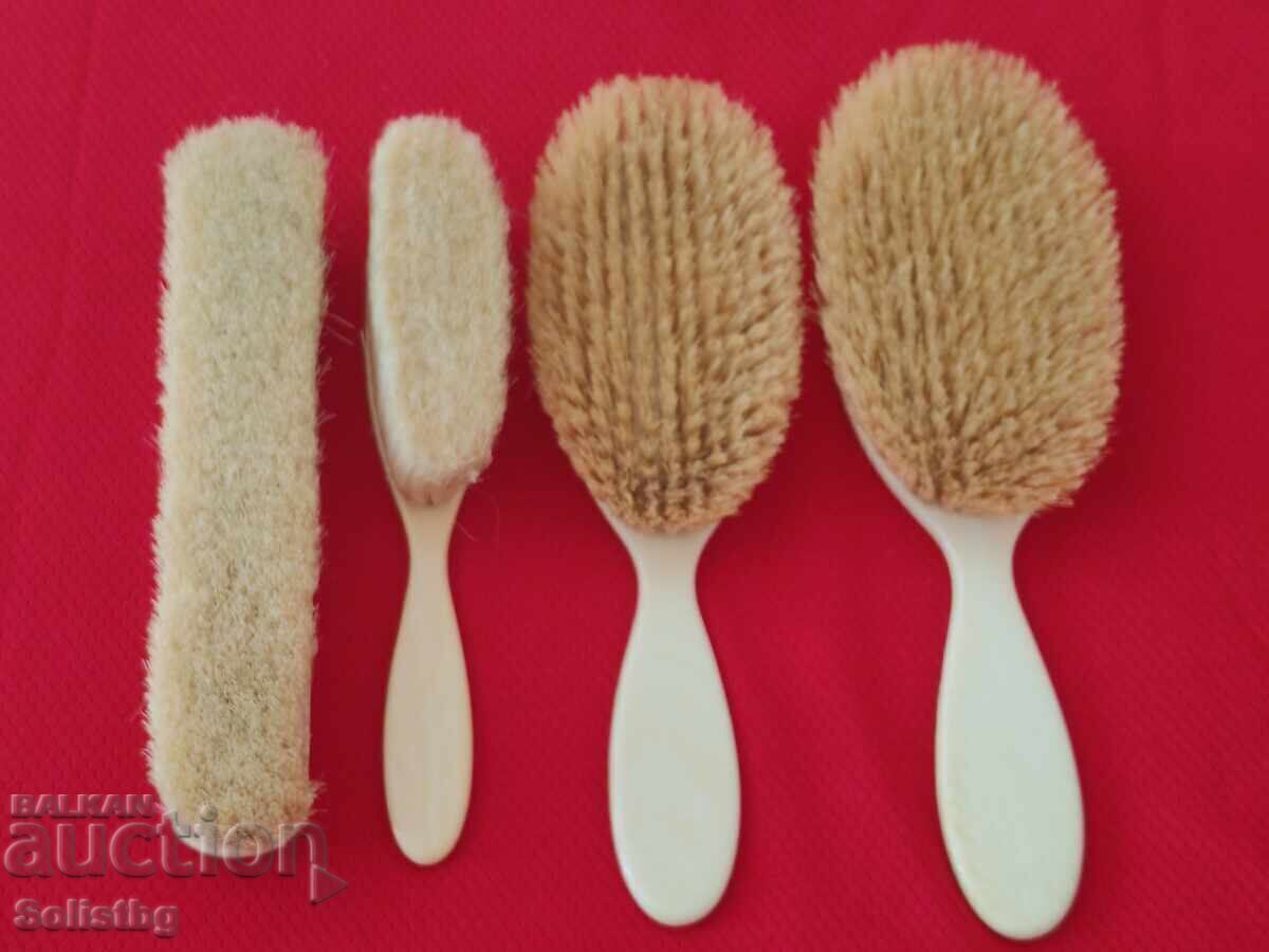 Accesorii de toaletă, fildeș cu monogramă argintie cu preț 550.00 BGN | € 281.21