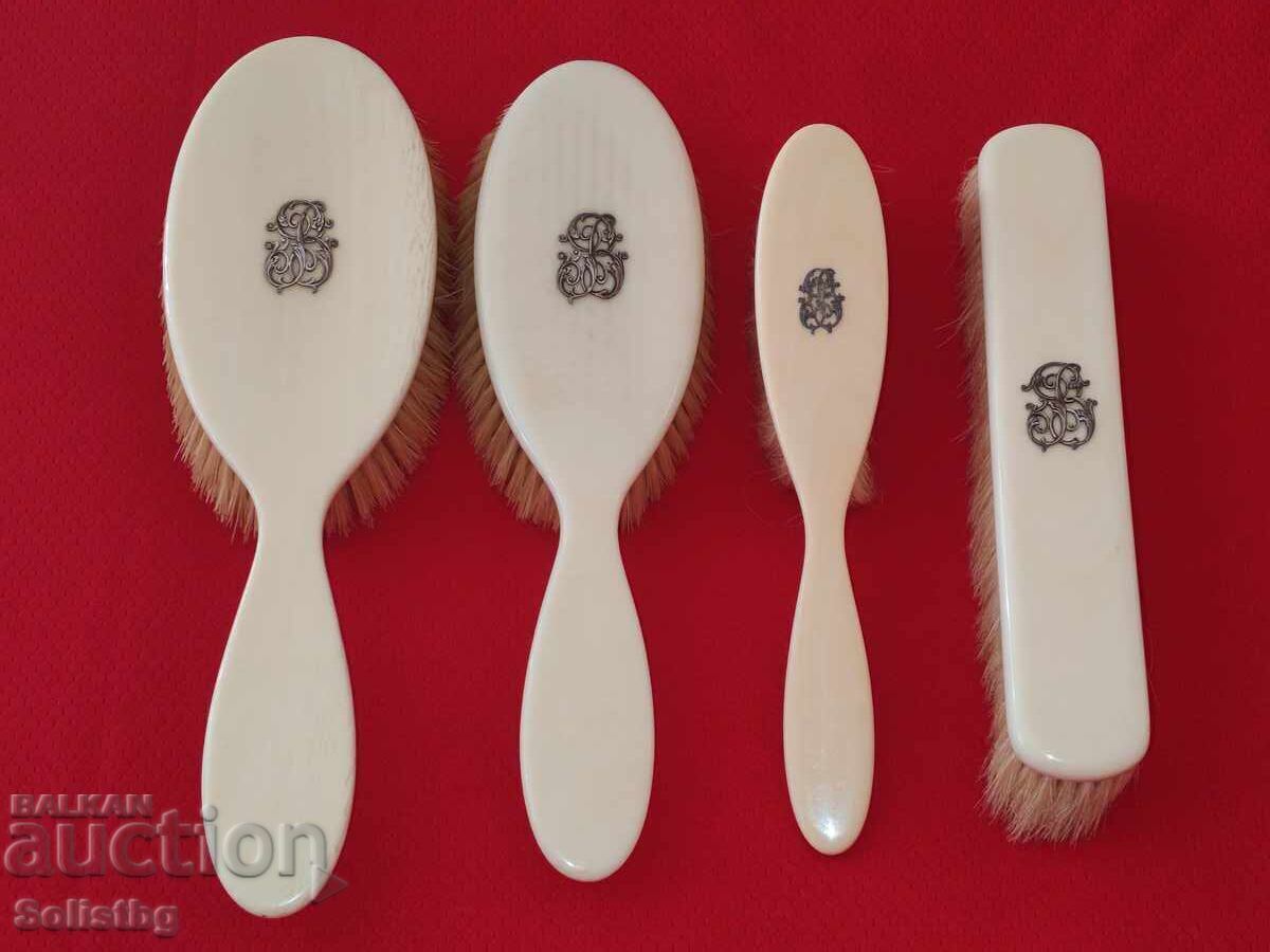 Licitație Accesorii de toaletă, fildeș cu monogramă argintie