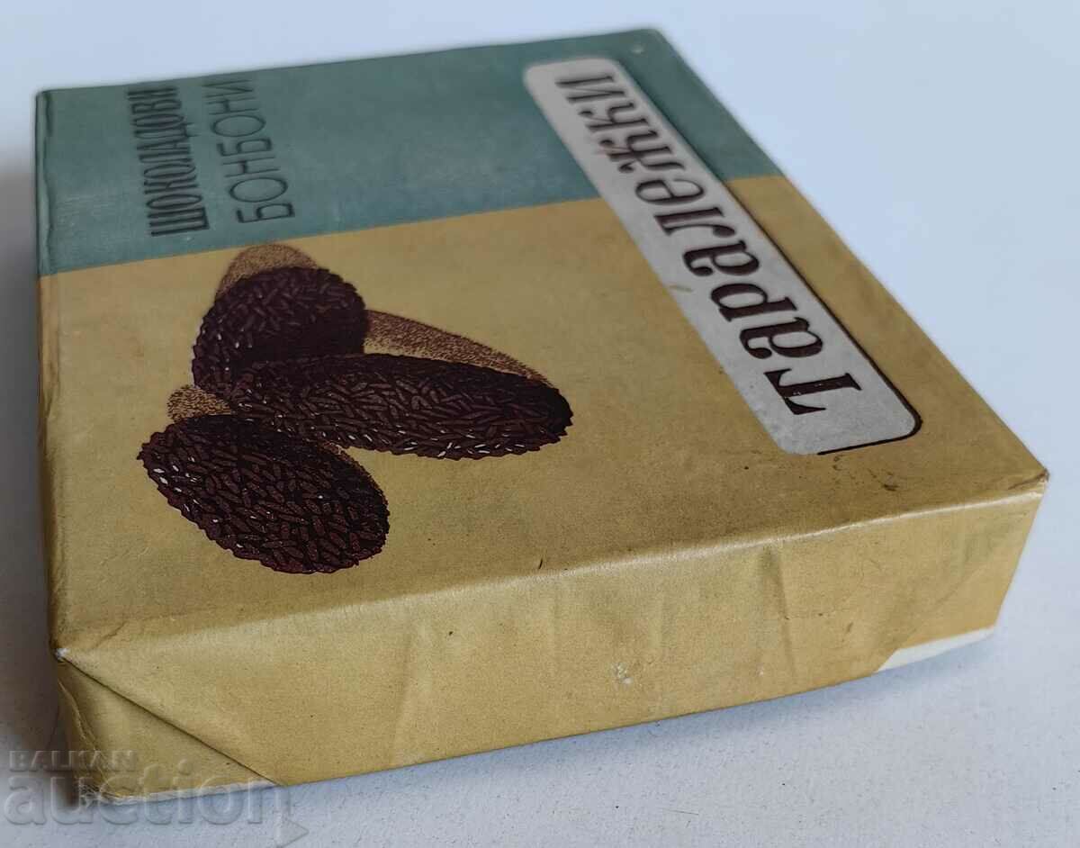 Доставка на РЯДКА РАНЕН СОЦ КУТИЯ ОТ БОНБОНИ ТАРАЛЕЖКИ МАЛЧИКА СОФИЯ Доставка на РЯДКА РАНЕН СОЦ КУТИЯ ОТ БОНБОНИ ТАРАЛЕЖКИ МАЛЧИКА СОФИЯ