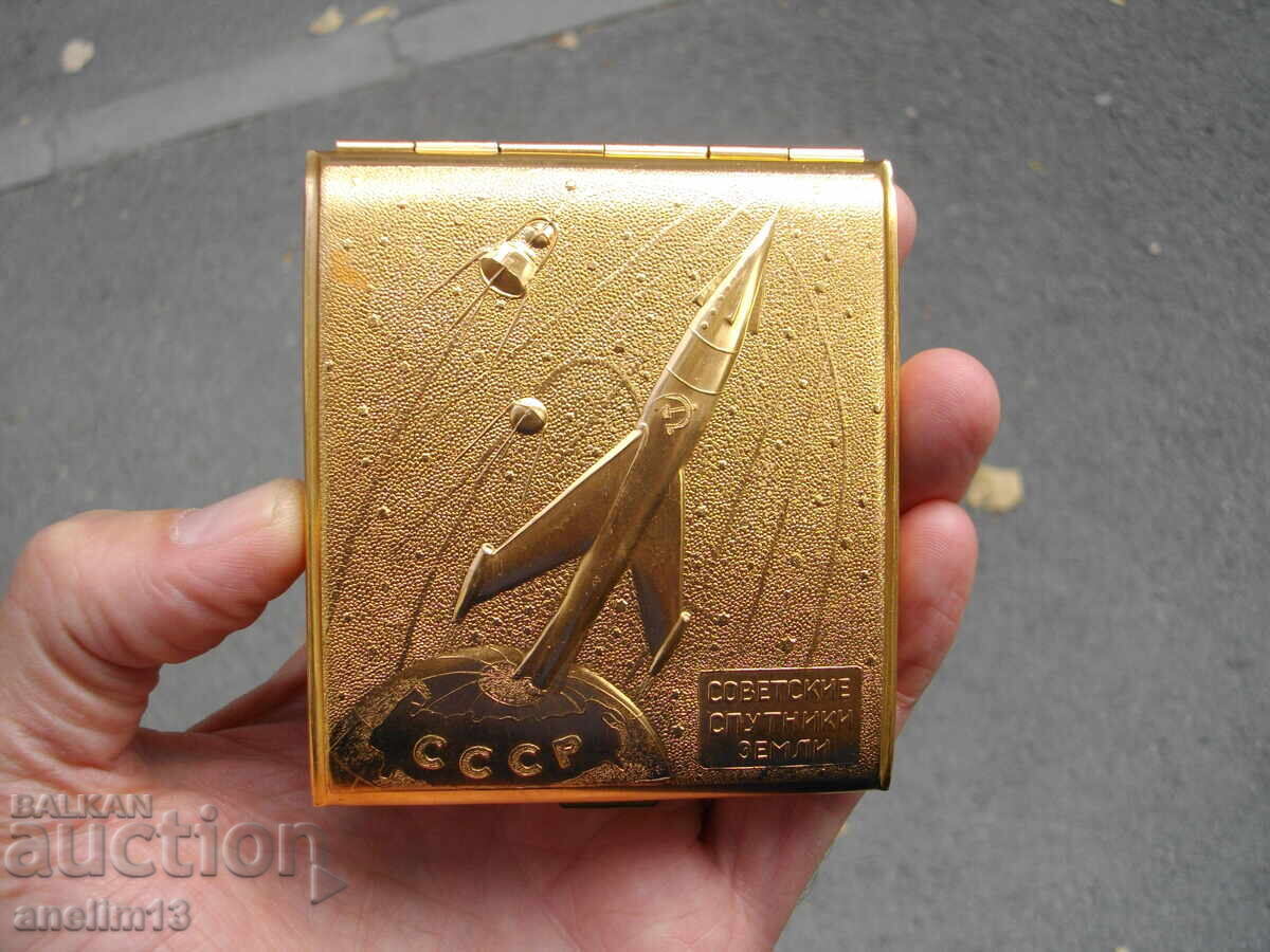 Auction Collector's Snuffbox Soviet Satellites of the Earth USSR Label Auction Collector's Snuffbox Soviet Satellites of the Earth USSR Label