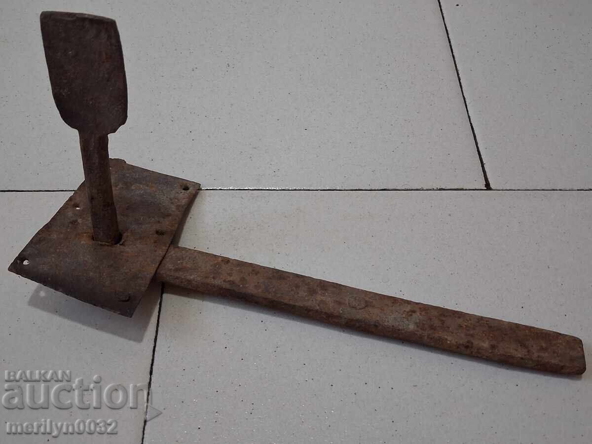 Antique wrought iron latch, lock, latch for an antique gate with price 39.00 BGN | € 19.94