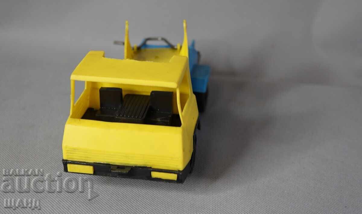 Стара Пластмасова играчка модел камион с цена 5.15 лв. | € 2.63 Стара Пластмасова играчка модел камион с цена 5.15 лв. | € 2.63