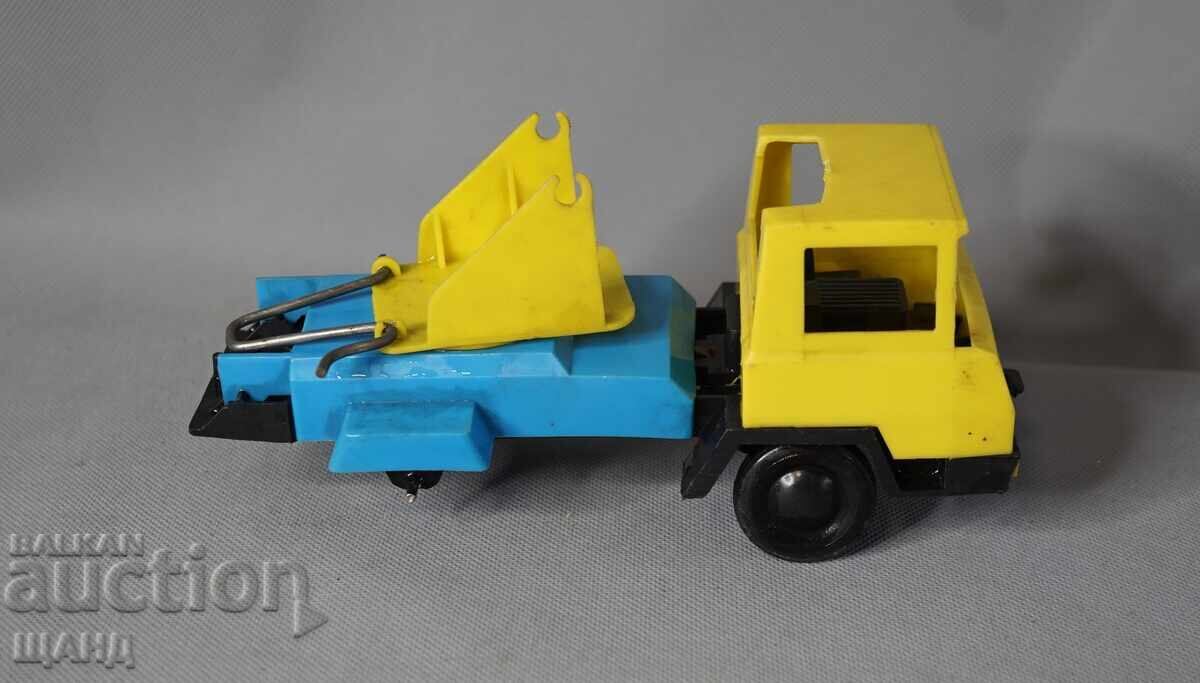 Аукцион Стара Пластмасова играчка модел камион Аукцион Стара Пластмасова играчка модел камион