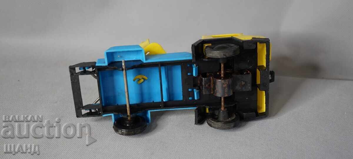 Доставка на Стара Пластмасова играчка модел камион Доставка на Стара Пластмасова играчка модел камион