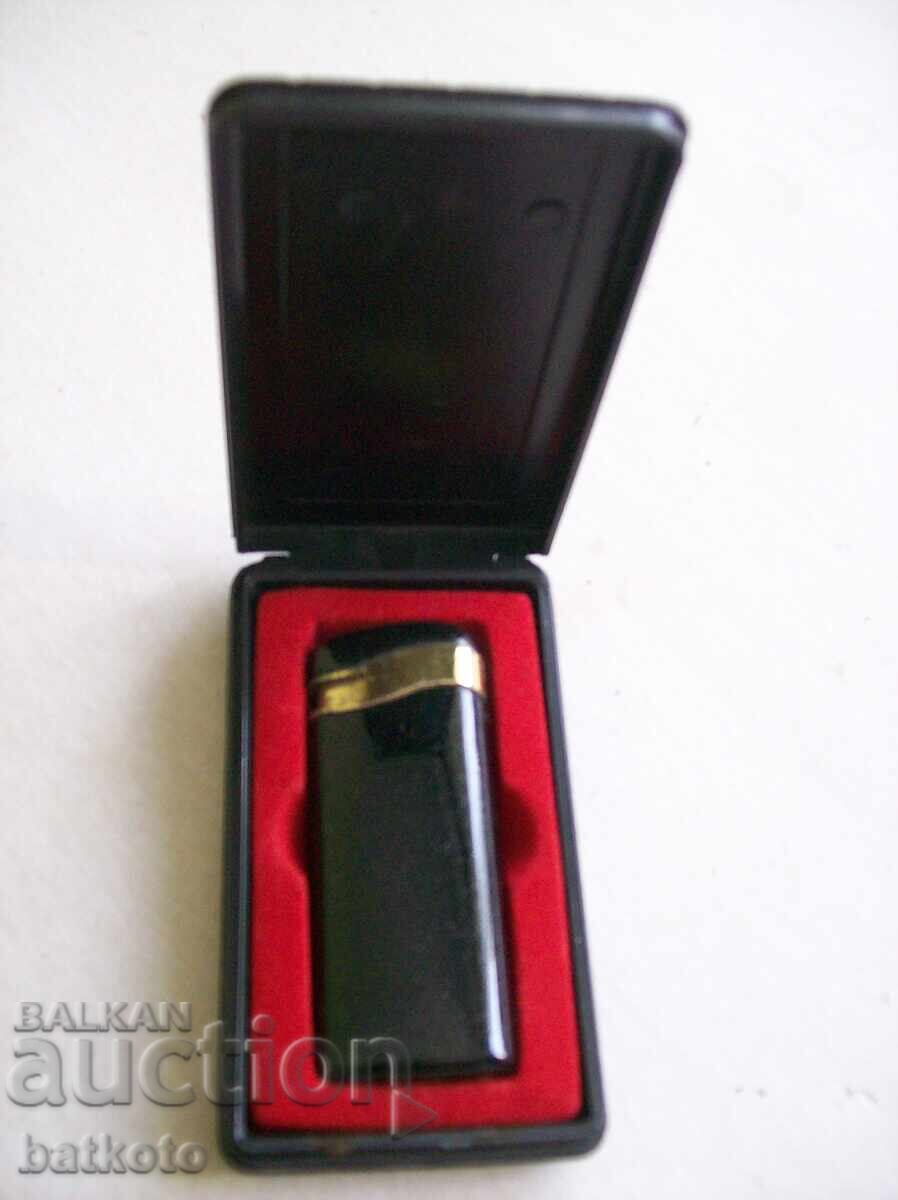 Стара ветроупорна газова запалка в калъф