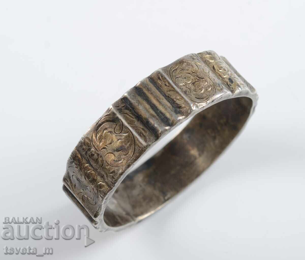 Brățară veche din argint 35.5 gr. Ag 900 cu preț 120.00 BGN | € 61.36