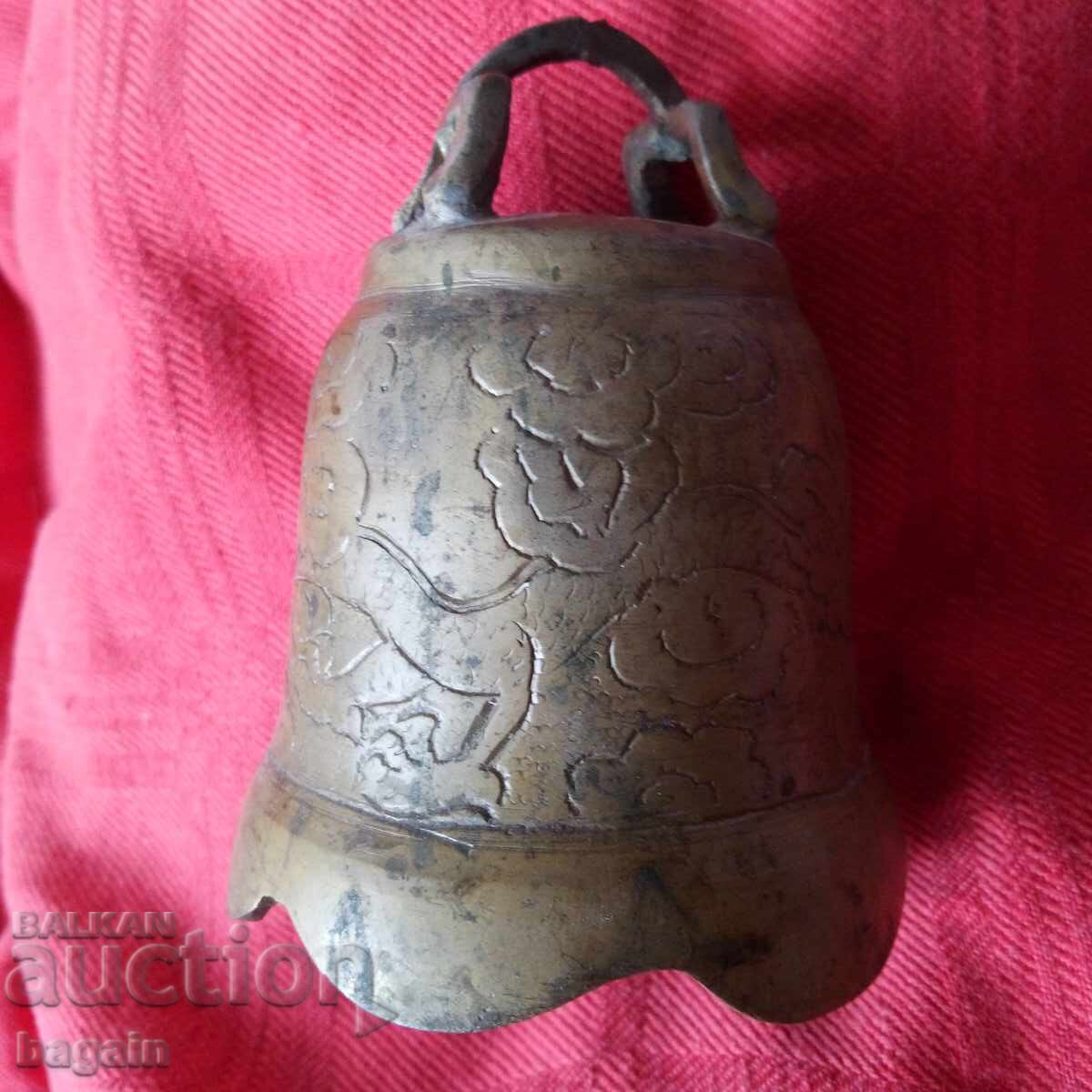 Vechi vas chinezesc din bronz cu preț 80.00 BGN | € 40.90 Vechi vas chinezesc din bronz cu preț 80.00 BGN | € 40.90