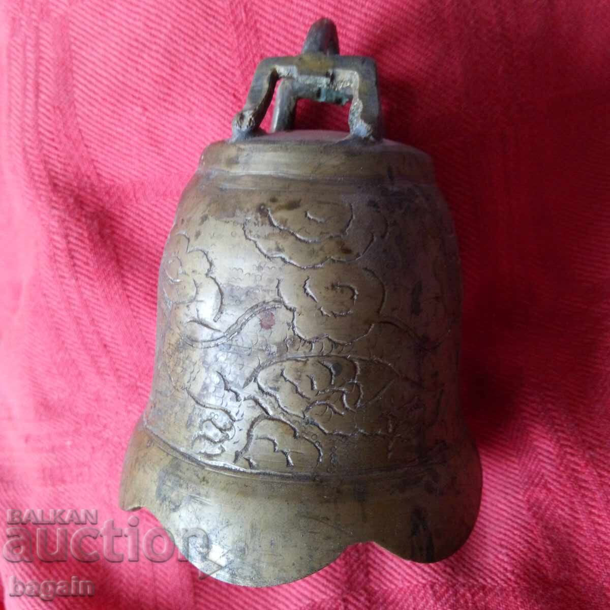 Vechi vas chinezesc din bronz Vechi vas chinezesc din bronz