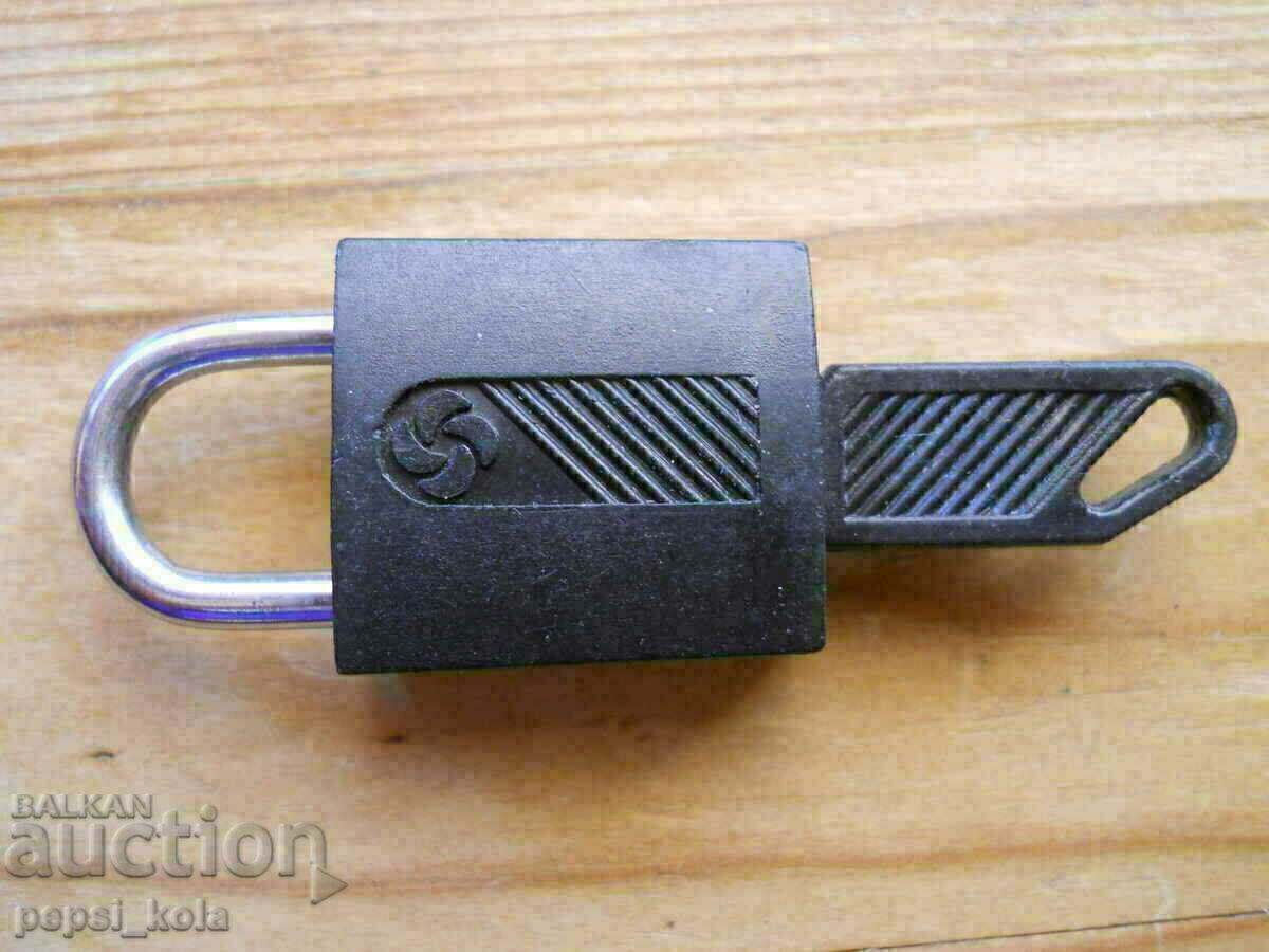 Lacăt mic cu cheie cu preț € 4.00 | 7.82 BGN