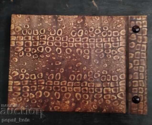 Παλιό άλμπουμ φωτογραφιών από δέρμα φιδιού με τιμή 20.00 BGN | € 10.23 Παλιό άλμπουμ φωτογραφιών από δέρμα φιδιού με τιμή 20.00 BGN | € 10.23