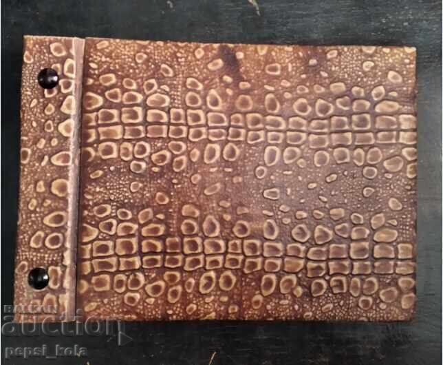 Παλιό άλμπουμ φωτογραφιών από δέρμα φιδιού Παλιό άλμπουμ φωτογραφιών από δέρμα φιδιού