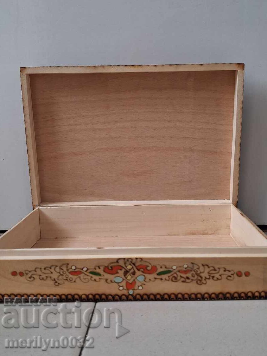 Δωρεάν πυρογραφημένο ξύλινο κουτί, ζωγραφισμένο στο χέρι με τιμή 49.50 BGN | € 25.31