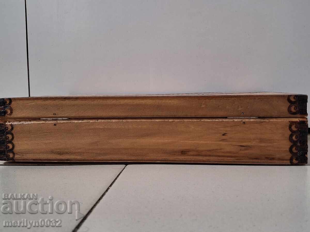 Licitație Cutie de lemn pirogravată, pictată manual, de cadou