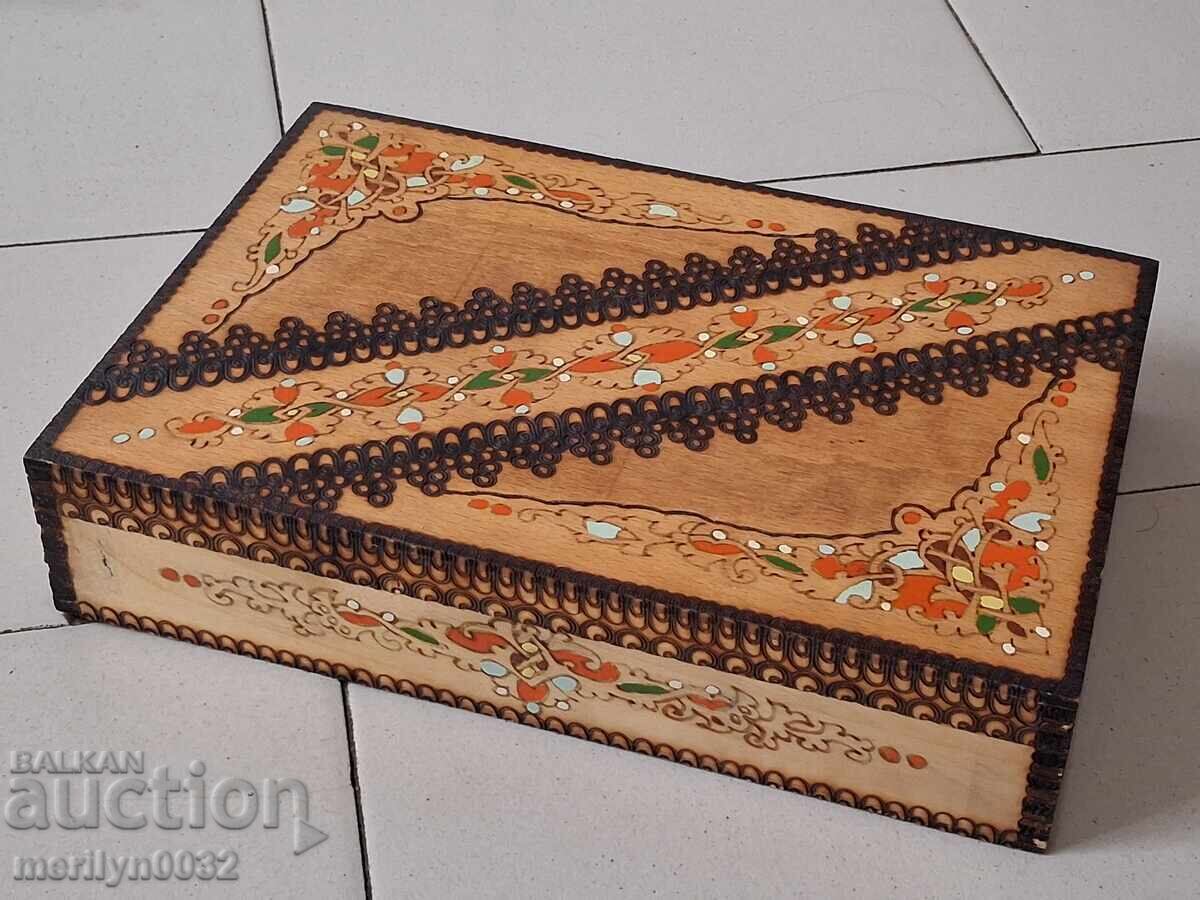 Cutie de lemn pirogravată, pictată manual, de cadou