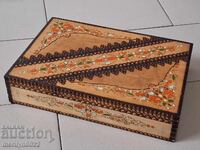 Cutie de lemn pirogravată, pictată manual, de cadou