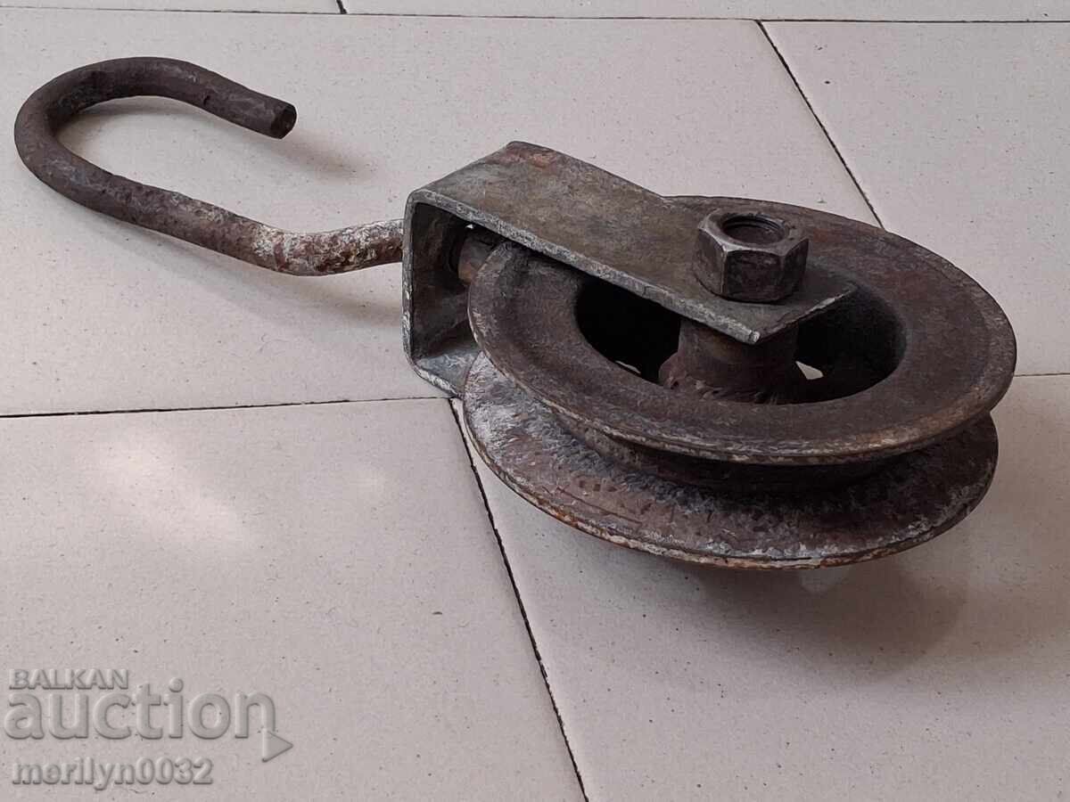 Παλιά σφυρήλατη τροχαλία πολυδέσμης σφυρήλατου σιδήρου με τιμή 53.00 BGN | € 27.10