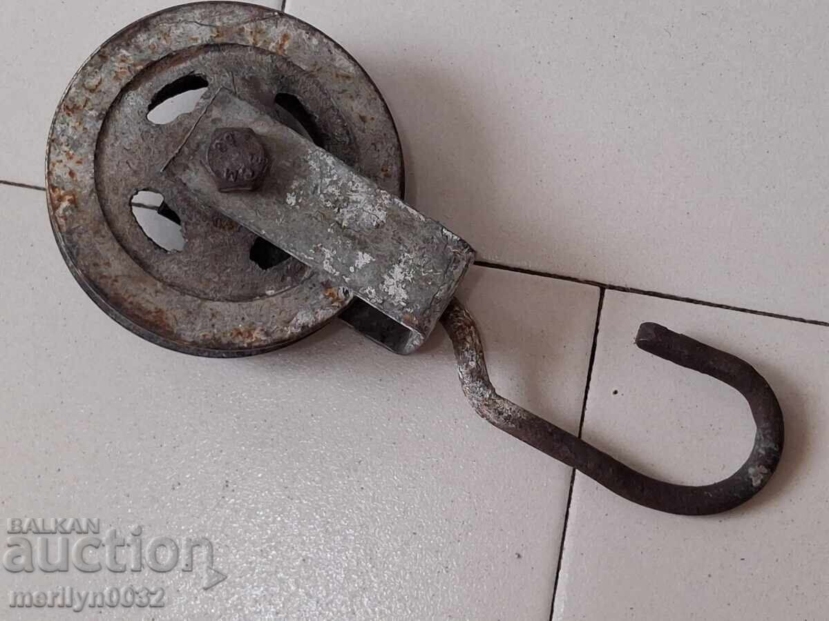 Δημοπρασία Παλιά σφυρήλατη τροχαλία πολυδέσμης σφυρήλατου σιδήρου