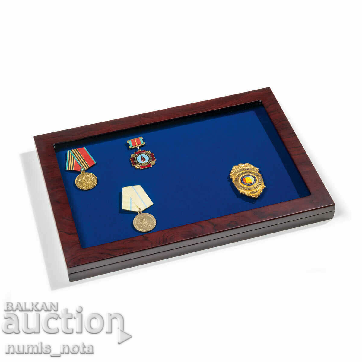 Delivery of Showcase for HONOR orders and medals at the Leuchtturm