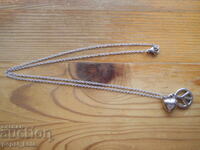 Lănțișor cu pandantiv-bujur cu semnul păcii și inimă