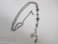 Lanț cu pandantive și mărgele