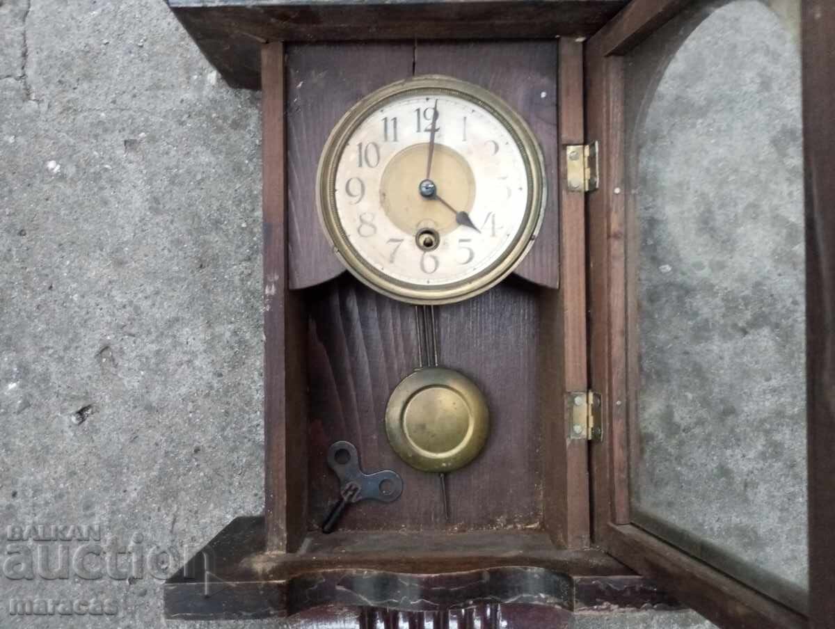 Стар малък стенен часовник с цена 65.00 лв. | € 33.23 Стар малък стенен часовник с цена 65.00 лв. | € 33.23