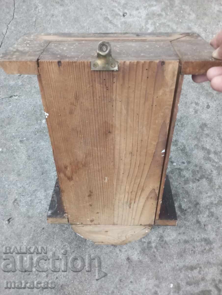 Доставка на Стар малък стенен часовник Доставка на Стар малък стенен часовник