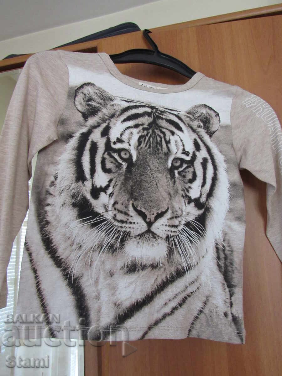 Bluză pentru fete H&M cu imprimeu de tigru spectaculos mărimea 110/116, n cu preț 11.00 BGN | € 5.62 Bluză pentru fete H&M cu imprimeu de tigru spectaculos mărimea 110/116, n cu preț 11.00 BGN | € 5.62