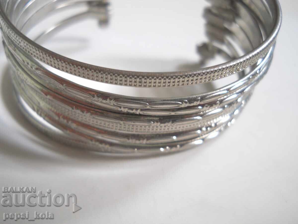 Brățară metalică cu preț 1.00 BGN | € 0.51 Brățară metalică cu preț 1.00 BGN | € 0.51