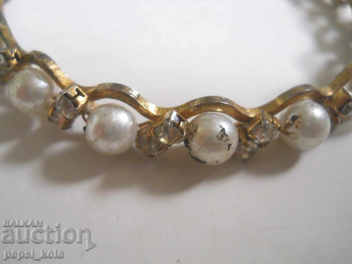 Χάλκινο βραχιόλι με ψεύτικα μαργαριτάρια με τιμή 2.00 BGN | € 1.02