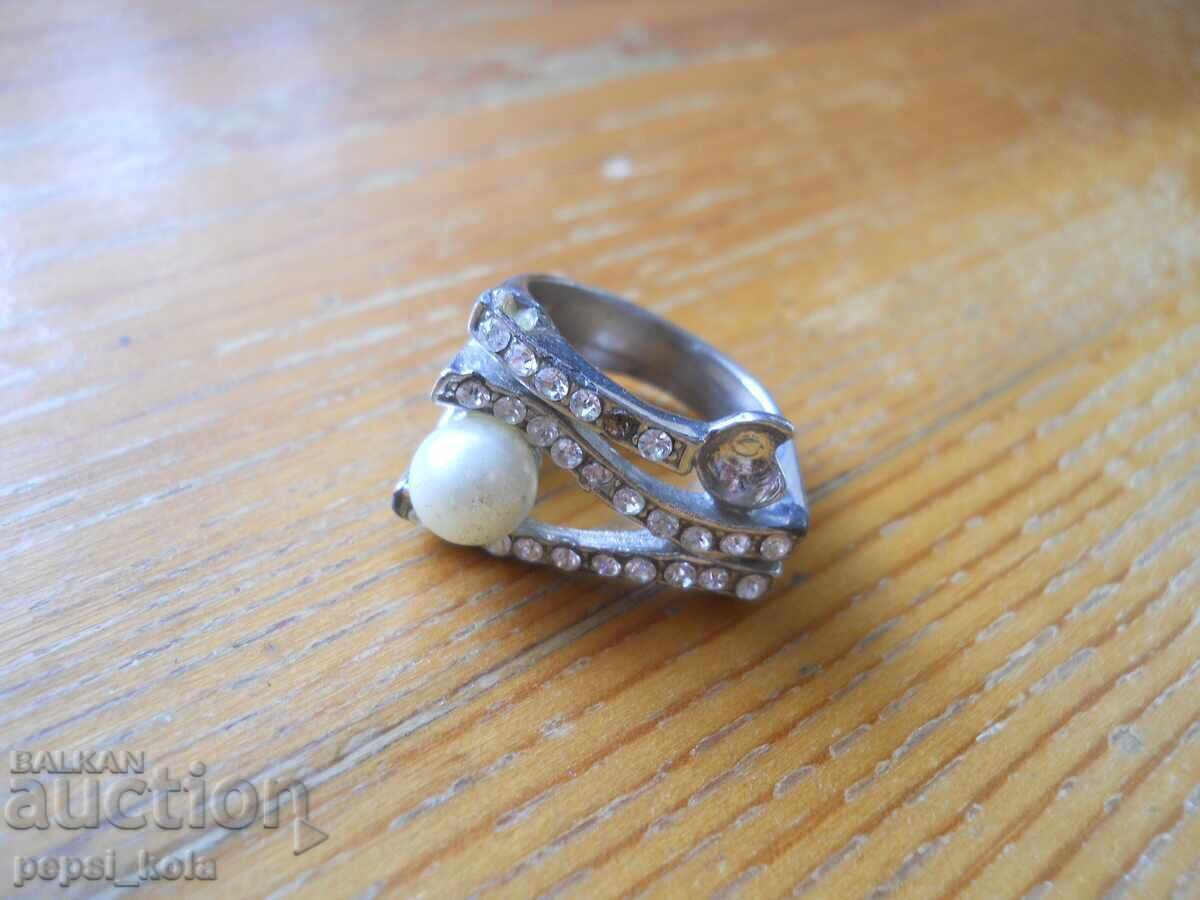 Women's metal ring with a pearl with price 1.00 BGN | € 0.51