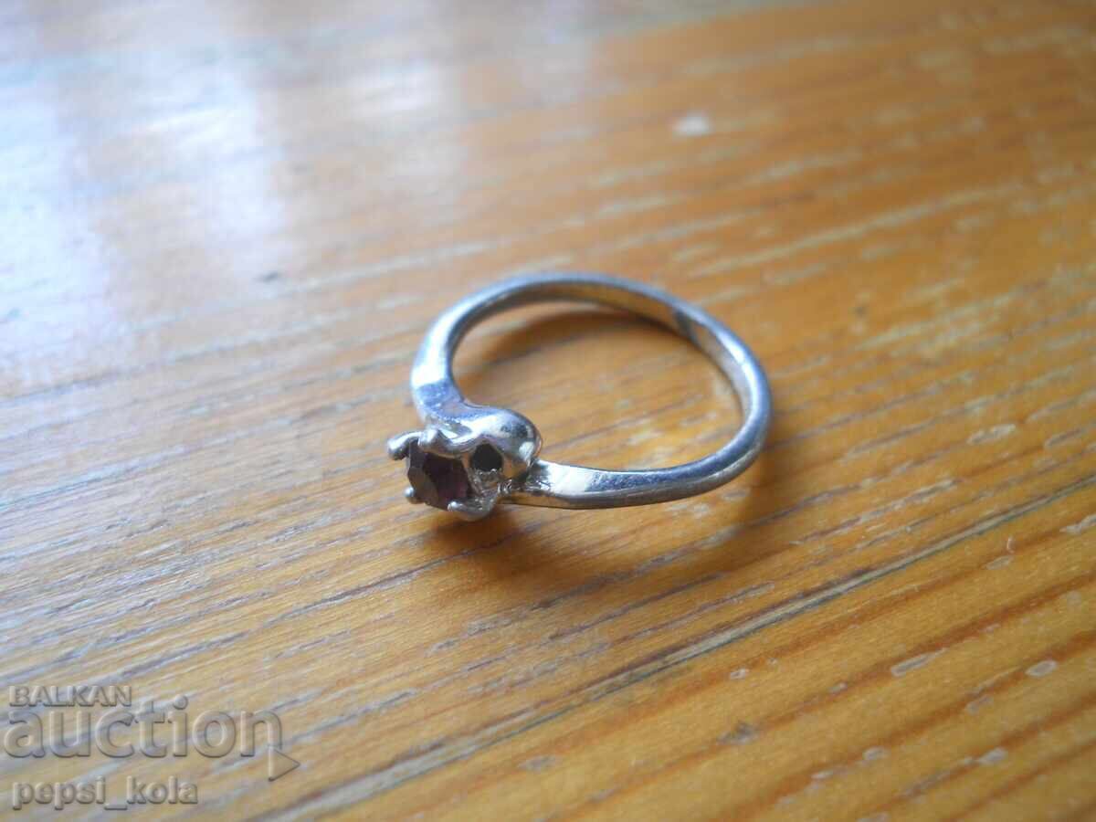 Inel metalic vechi de damă cu piatră cu preț 1.00 BGN | € 0.51
