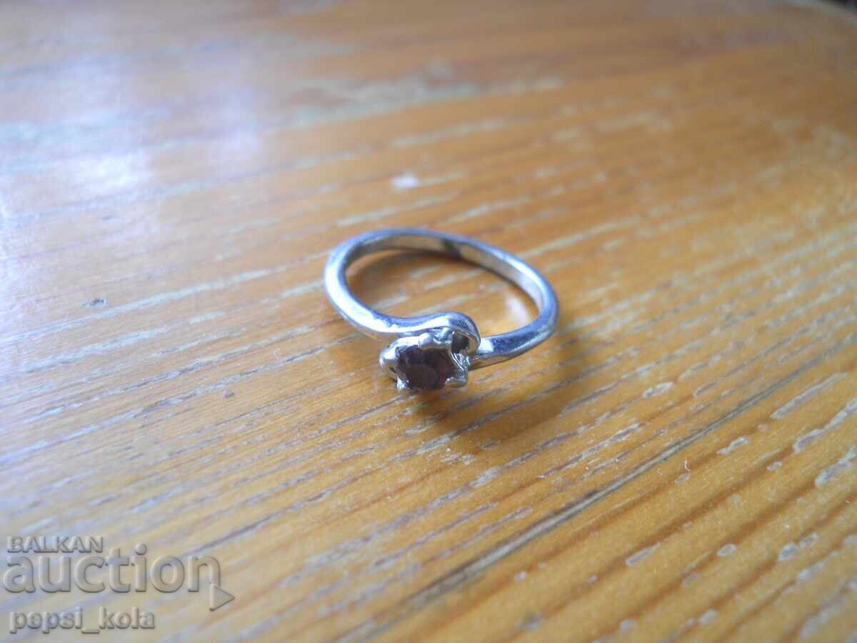 Inel metalic vechi de damă cu piatră