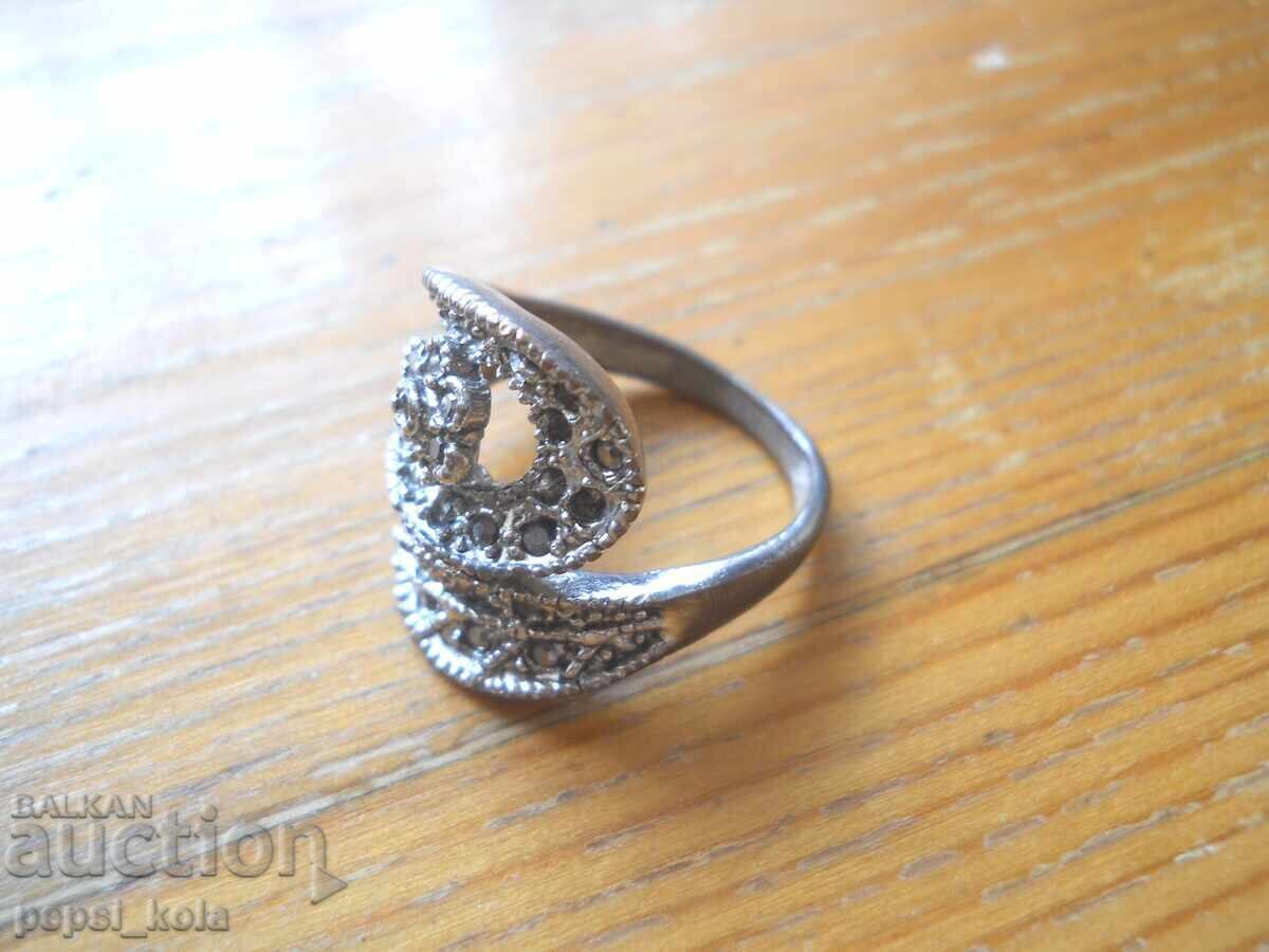 Σταρομεταλλικό γυναικείο δαχτυλίδι με πέτρες με τιμή 2.00 BGN | € 1.02