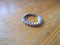 Vechi inel metalic de damă cu cristale