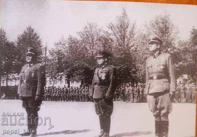 Fotografie - gen. Felix Steiner în fața soldaților săi (reproducție)