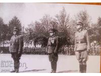 Fotografie - gen. Felix Steiner în fața soldaților săi (reproducție)