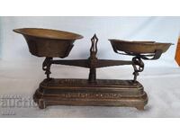 Cântar antic din fontă tip "Roberval"