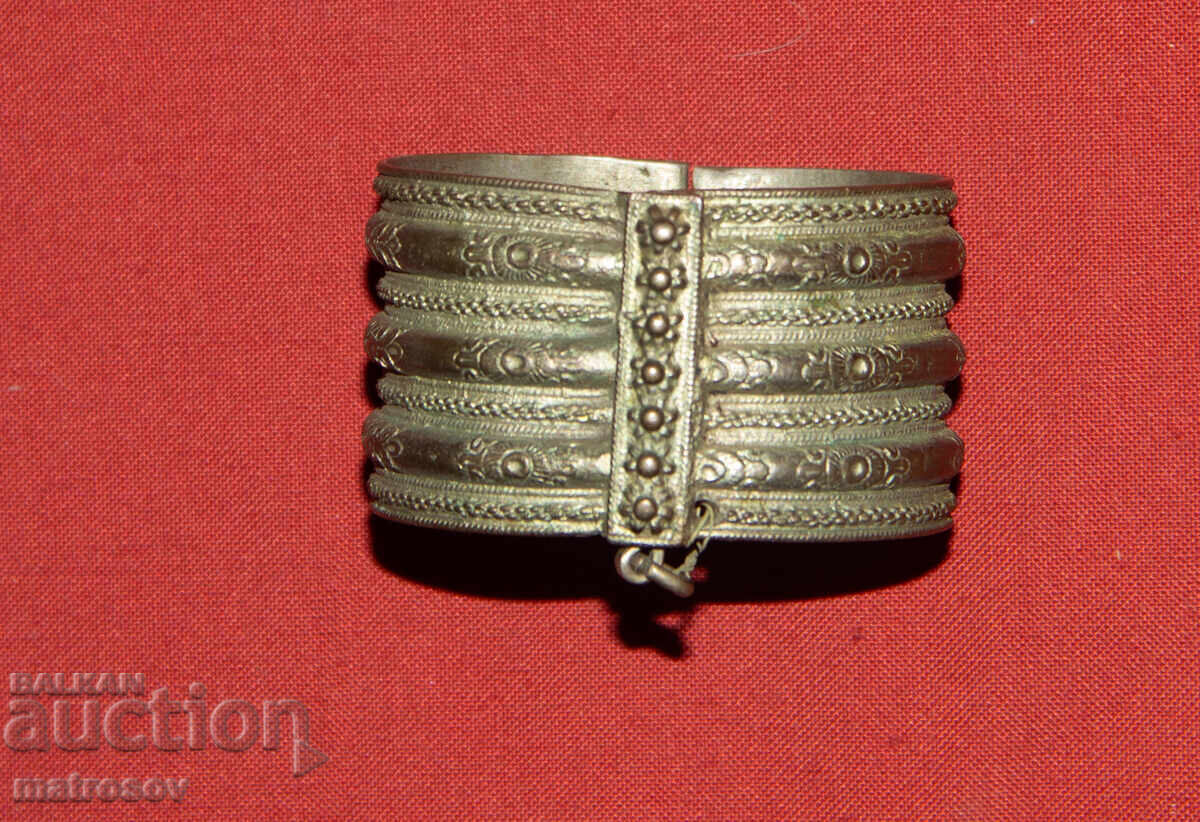 Brățară veche tradițională din argint cu preț 220.00 BGN | € 112.48
