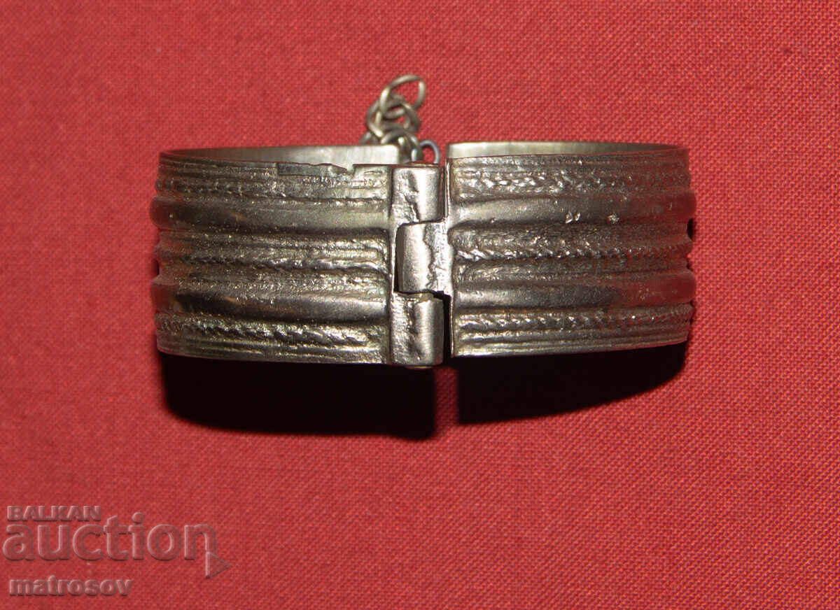 Brățară veche tradițională din argint cu preț 170.00 BGN | € 86.92