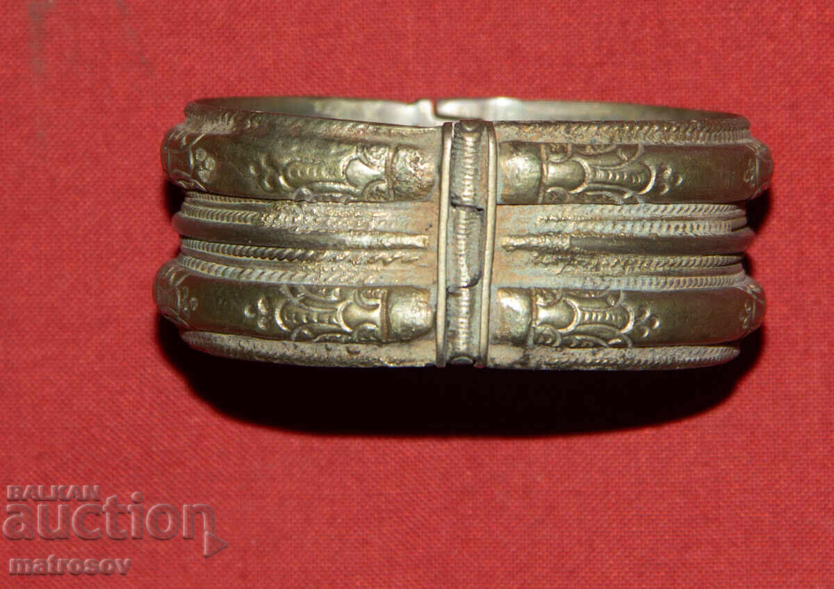 Brățară veche tradițională din argint cu preț 160.00 BGN | € 81.81