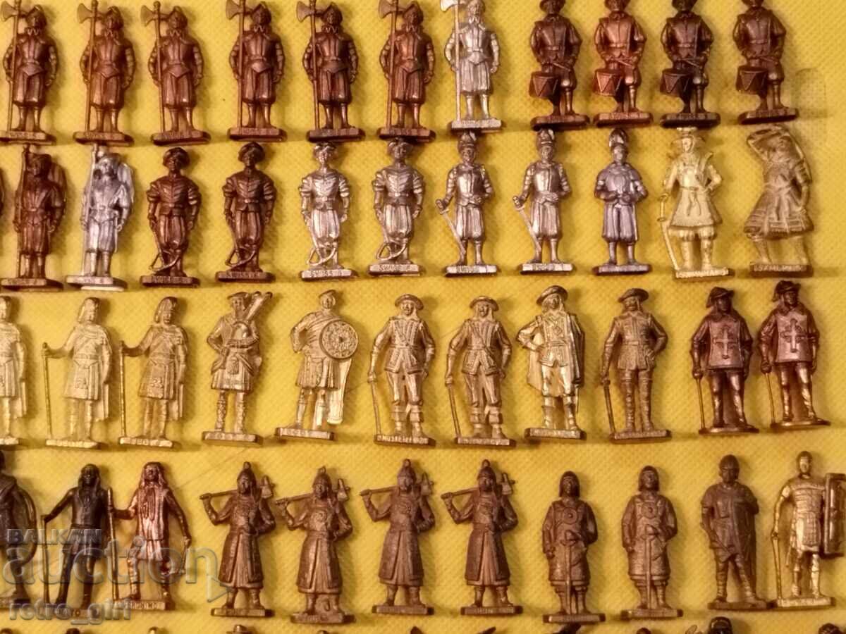 Доставка на Стари фигурки Киндер ( Kinder) 88 броя.