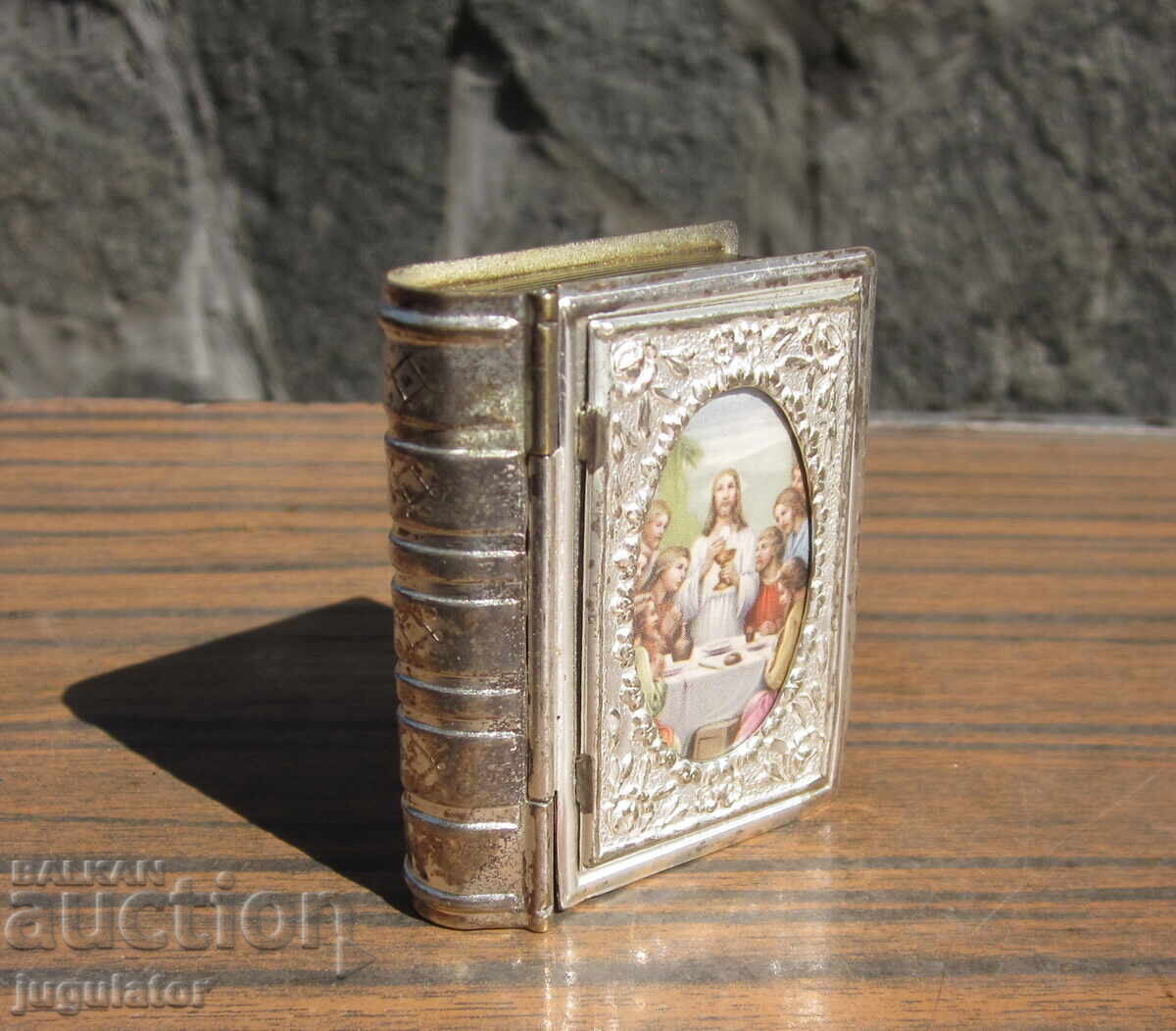 Αρχαίο θρησκευτικό κουτί με τον Ιησού Χριστό και κομποσκοίνι με τιμή 40.00 BGN | € 20.45 Αρχαίο θρησκευτικό κουτί με τον Ιησού Χριστό και κομποσκοίνι με τιμή 40.00 BGN | € 20.45