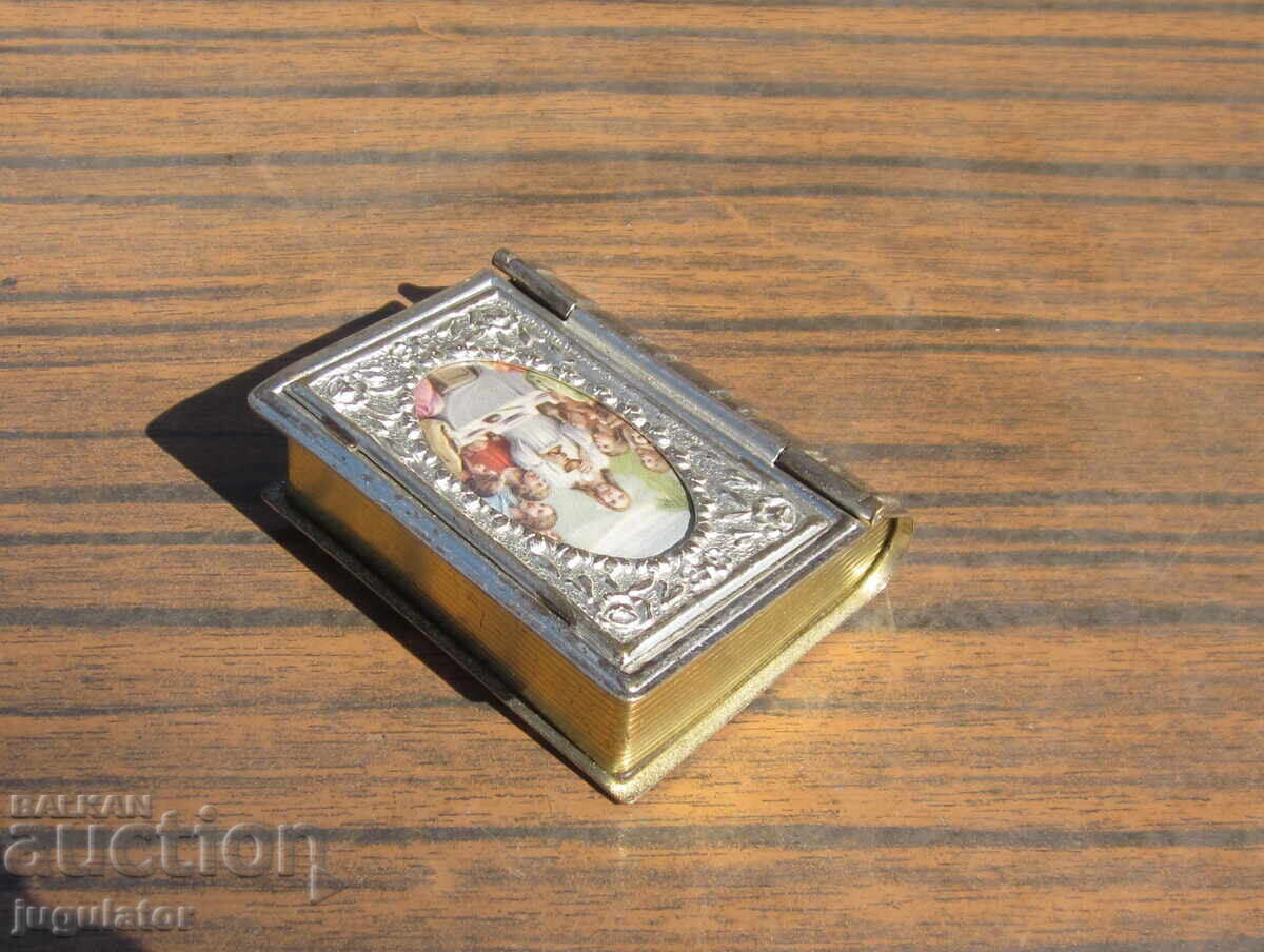 Παράδοση Αρχαίο θρησκευτικό κουτί με τον Ιησού Χριστό και κομποσκοίνι Παράδοση Αρχαίο θρησκευτικό κουτί με τον Ιησού Χριστό και κομποσκοίνι