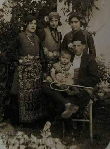 Auction WEARING PAFTI MOTHER OF PEARL AMBER PHOTO KINGDOM OF BULGARIA Auction WEARING PAFTI MOTHER OF PEARL AMBER PHOTO KINGDOM OF BULGARIA