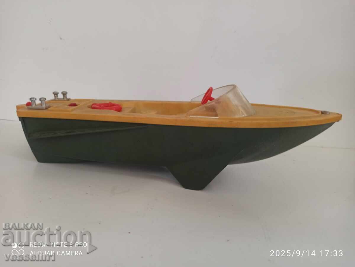 Παλιό ρωσικό σκάφος με μπαταρία, ο κινητήρας λειτουργεί Παλιό ρωσικό σκάφος με μπαταρία, ο κινητήρας λειτουργεί