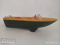 Barcă rusească veche cu motor electric și baterii