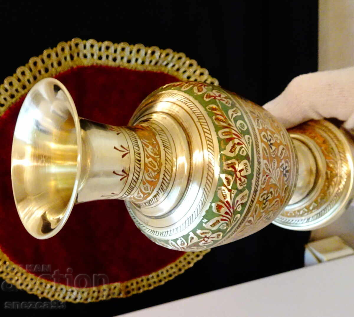 Παράδοση Χάλκινο βάζο με όμορφο έγχρωμο σμαλτοκύτταρο