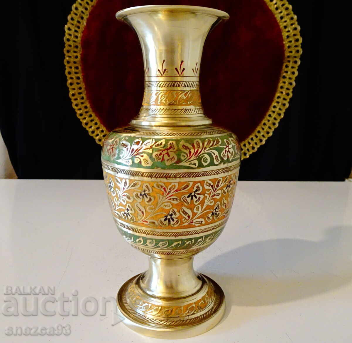 Χάλκινο βάζο με όμορφο έγχρωμο σμαλτοκύτταρο