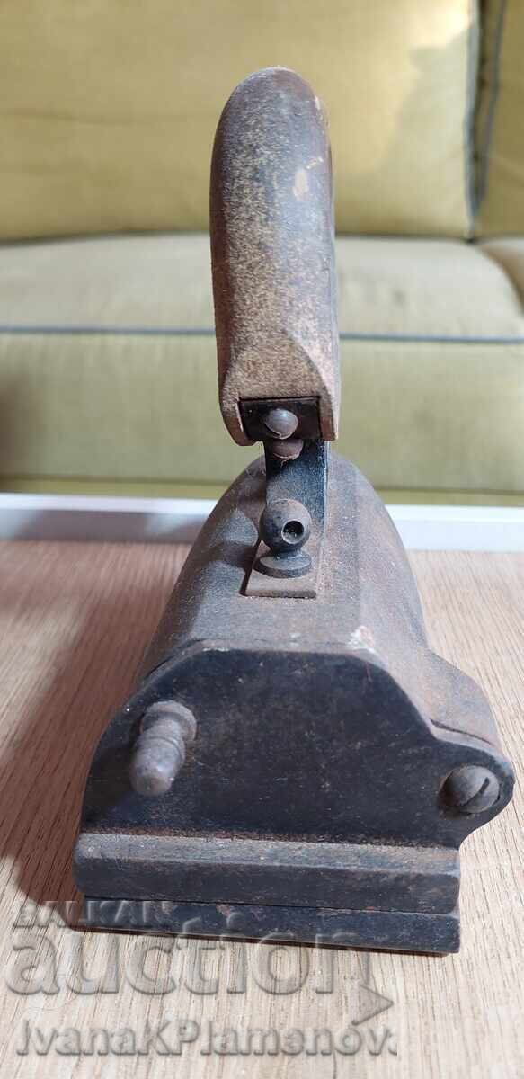 Fier de călcat vintage pentru colecționari cu preț € 35.79 | 70.00 BGN